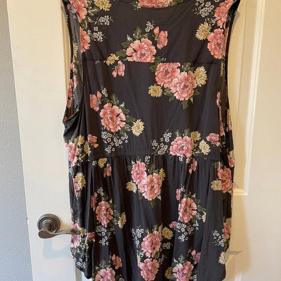 Torrid gray floral‎ top - Picture 2 of 2